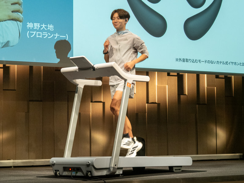 HUAWEI FreeArcを装着して走るデモも行なわれた