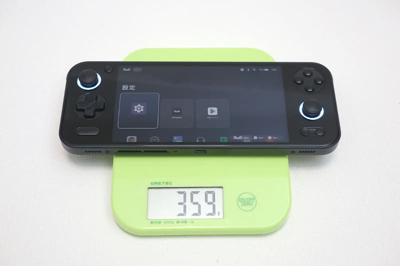 実はAYANEO Pocket Sは359gだったので差は123g程度。グリップが大きくなったこともあり、あまり重さを感じさせない