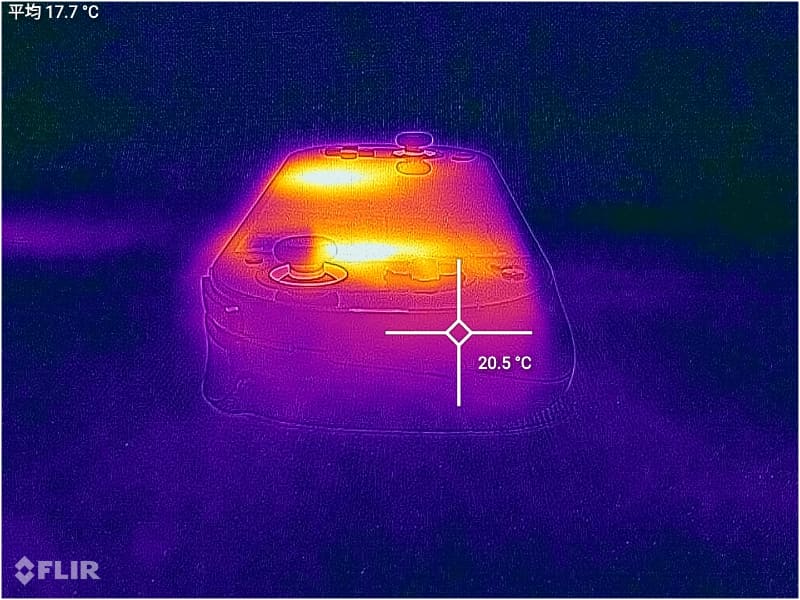 性能プリセット「Max」でファンを「Low」に設定し、崩壊:スターレイルで街中15分間放置した際の表面温度。ヒートシンク部やディスプレイ右上部などは熱くなっているが、それでも最高で35℃程度(室温20℃環境)。それよりも、グリップ部などほとんど温度が上がっていないことに注目したい