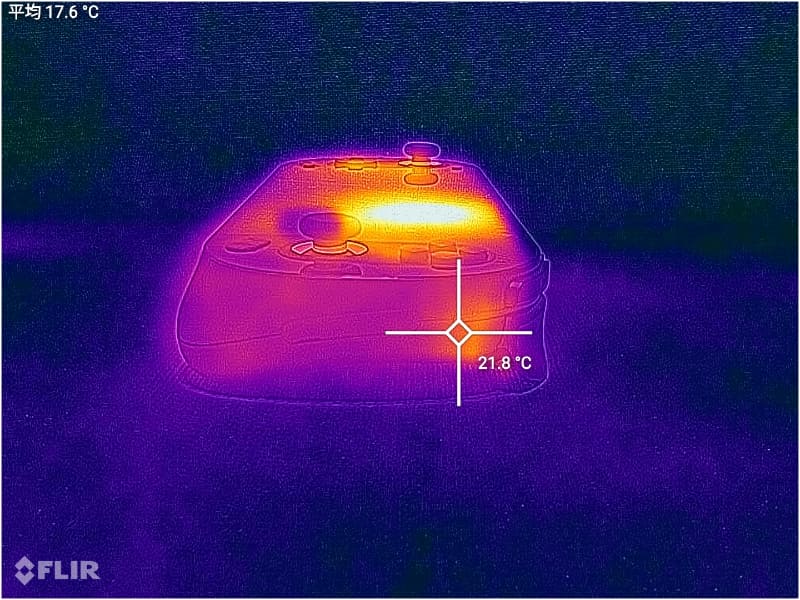 性能プリセット「Max」でファンを「Low」に設定し、崩壊:スターレイルで街中15分間放置した際の表面温度。ヒートシンク部やディスプレイ右上部などは熱くなっているが、それでも最高で35℃程度(室温20℃環境)。それよりも、グリップ部などほとんど温度が上がっていないことに注目したい