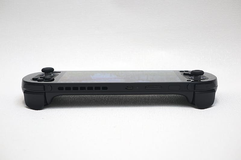 本体上部。音量ボタンやモード切替用のスライドスイッチなどが用意されている