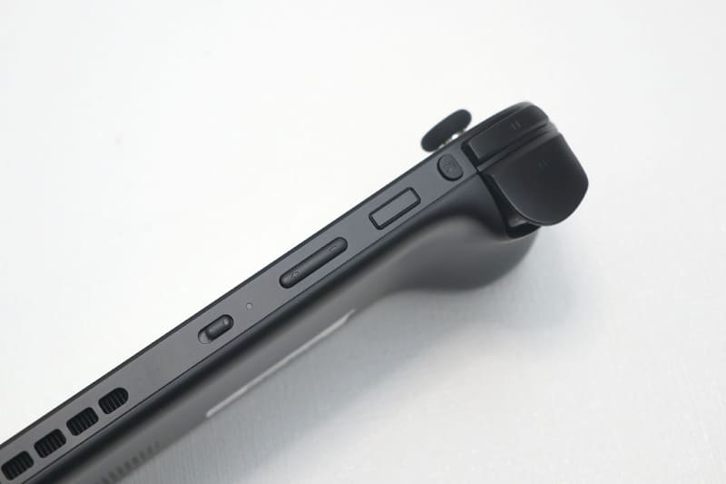 電源ボタンは指紋センサー兼用。AYANEO Pocket Sは右側にあったのだが、EVOでは左側になっている