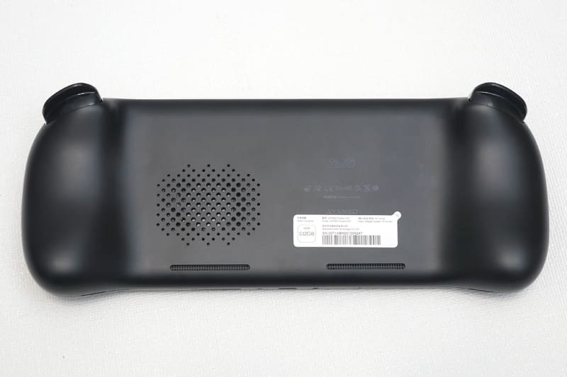 本体背面。しっとりとした塗装で手汗がつきにくい印象だ。グリップはしっかりある