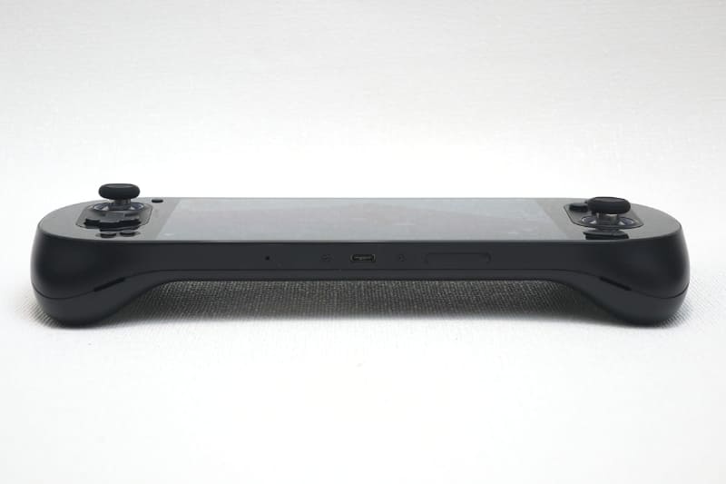 本体底面にUSB Type-Cを装備