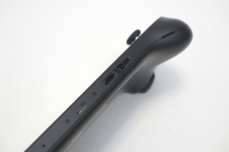 microSDカードスロットのカバーは珍しいハードカバーだ