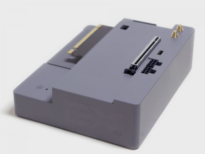 右/前。左手前に電源ボタン。PCIe x16スロット(ただしx8動作)、USB 2.0、GPU用電源コネクタ 2基