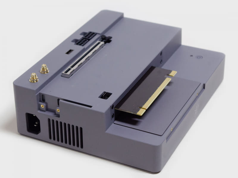 左/後ろ。左手前Wi-Fi用アンテナコネクタ、AC入力、ファン用電源コネクタ