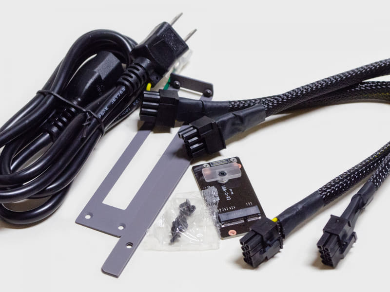 付属品。ACケーブル、GPU用ケーブルx2、本体固定金具とGPU固定用ブラケット、Wi-Fi用サブ基板(Wi-Fiモジュールは別途用意)、各種ネジ