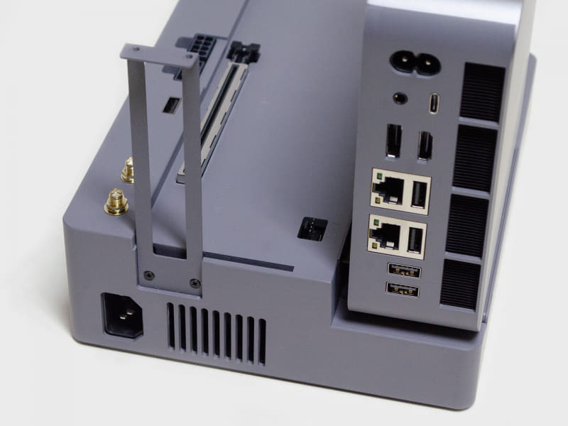 GPUを支えるブラケットをつける。ブラケット上は2スロット分のネジ穴。ただし下の凹みは3スロット分ある