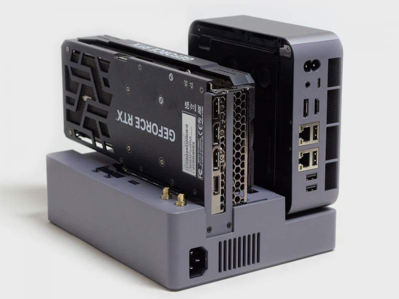 GPUを取り付ける。GeForce RTX 4060Ti(16GB)は2スロット分占有