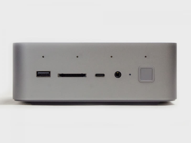 前面。USB 3.2 Gen 1、SDカードスロット、USB Type-C、3.5mmジャック、電源ボタン(指紋センサー兼)。上部4つの穴はマイク用