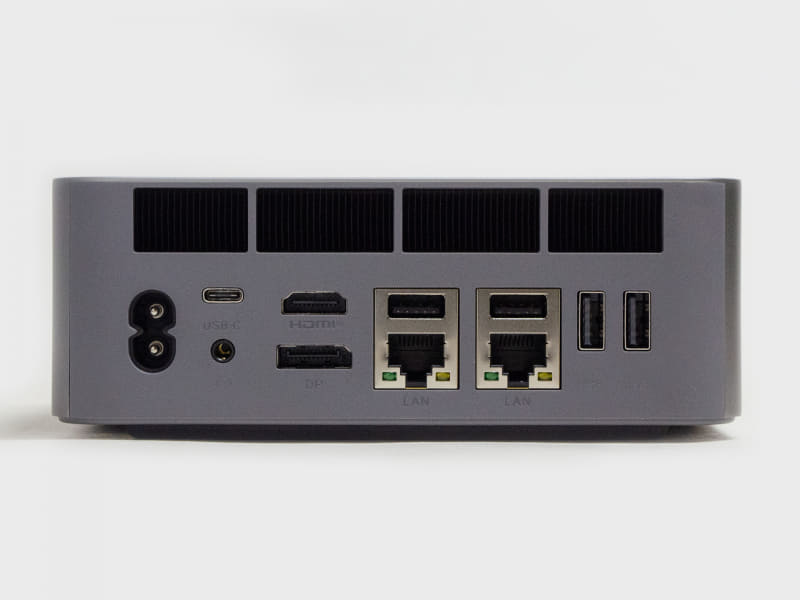 背面。ACプラグ、USB4、3.5mmジャック、HDMI、DisplayPort、USB 3.2 Gen 1、2.5GbE、USB 3.2 Gen 1、2.5GbE、USB 3.2 Gen 1 2基