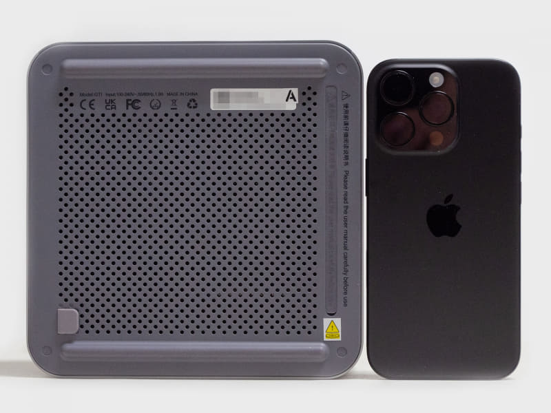 裏面とiPhone 16 Pro。iPhone 16 Proより少し大きいが、電源内蔵と考えるとコンパクト。前後に1本バーの足、メッシュ構造でスピーカーの音が出る様になっている