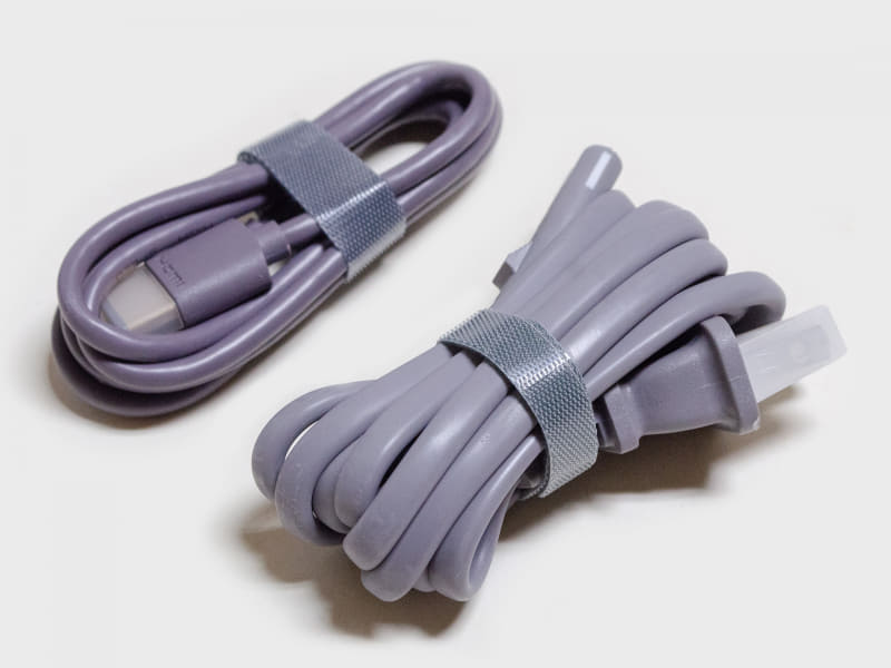付属品。USB Type-CケーブルとACケーブル