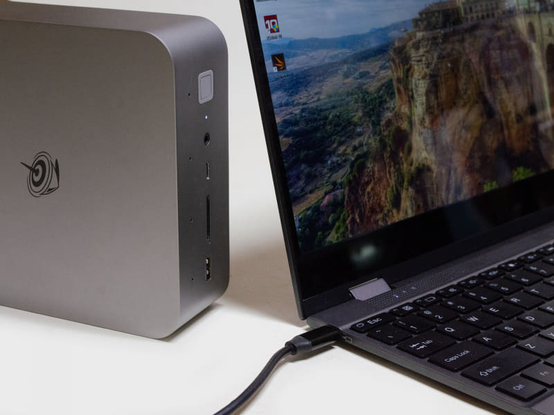 いつものキーボード付きモバイルモニターへ接続。USB4があるのでUSB Type-Cケーブル1本で接続可能