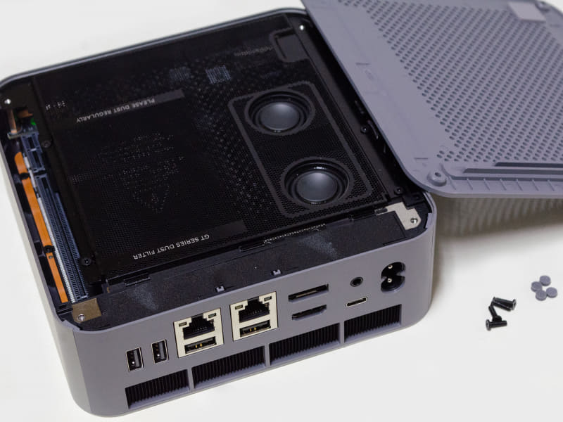 四隅の丸いゴムの下にネジがあるので4本すべて外すと簡単に裏蓋が開く。内部パネルも4つのネジで外れる