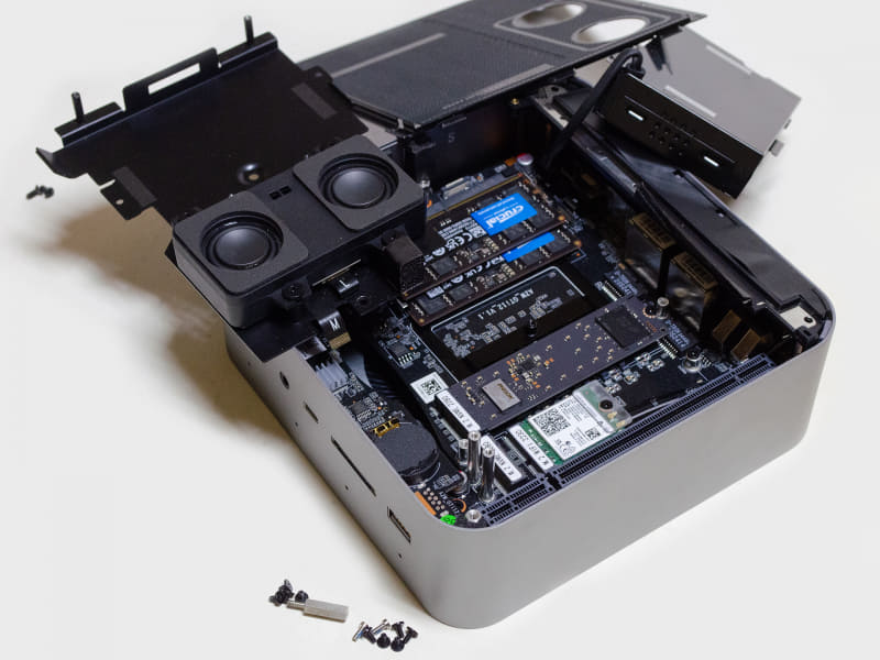 やっとSO-DIMMとM.2 SSDにご対面。この時、スピーカーと本体を接続するフラットケーブルコネクタも外す(戻すのが結構大変)。メモリとSSDはCrucial製。手前にPCIe x16スロットがある(ドッキングステーション用)