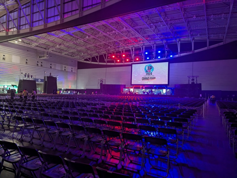 観客入場前のパシフィコ横浜 ホールDの様子。開演時にはすべての席が埋まる大盛況となった