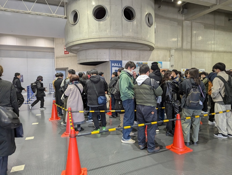 開場前のホールには入場待ちの行列ができていた