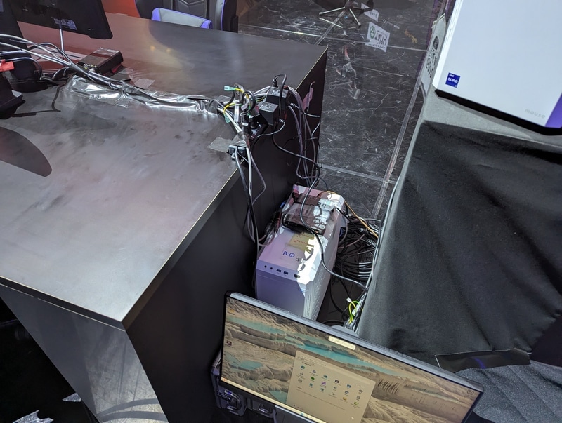 実際の試合で使用したPCは対戦台の裏に設置されていた