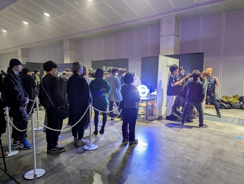 各チームのグッズ販売はどこも長蛇の列！購入した人たちには選手との記念撮影や握手などのファンサービスも派手に行なわれていた