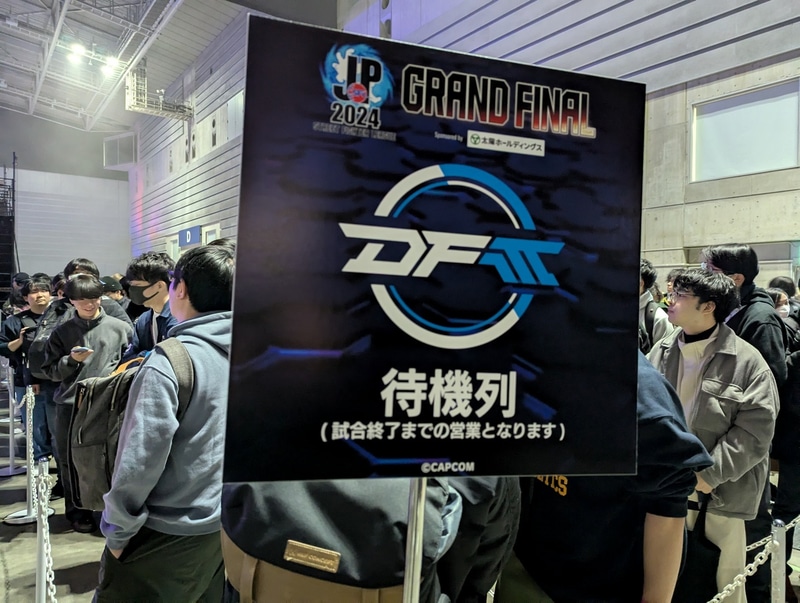 待機列を別に分ける必要があるほどの人数で、試合開始までは物販ブース周辺にはかなりの人が見られた