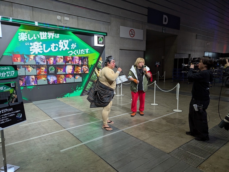 サポーターのNOモーションの2人は会場内のブース紹介などを中継して活躍した