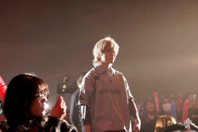 選手入場では中央の通路を奥からステージに向かって選手たちが1人ずつ歩いてきた