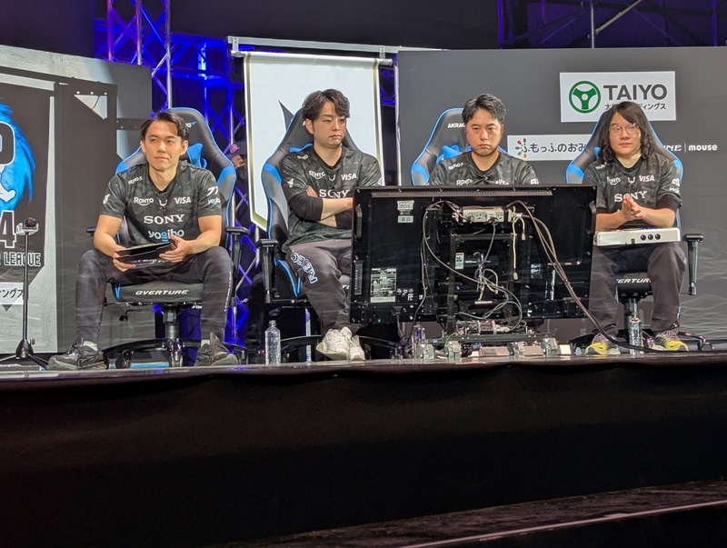 試合開始前の待機席でのYogibo REJECTのメンバーたちの様子