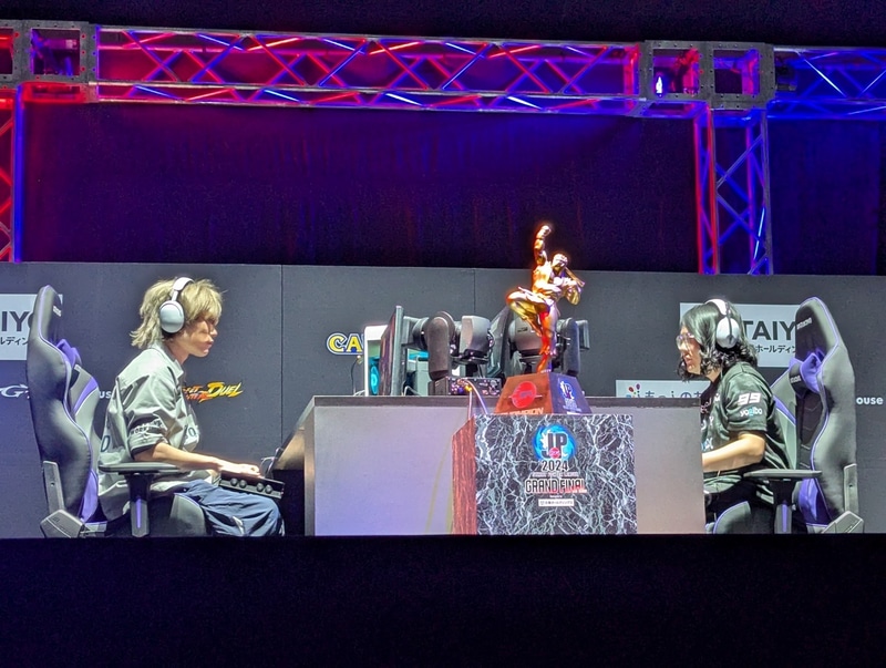 対戦台で大将戦に挑むぷげらとLeShar