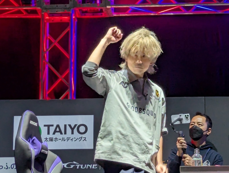 3巡目の先鋒戦では、本日連敗が続いていたぷげらのDee Jayも勝利を飾り、ガッツポーズを見せた