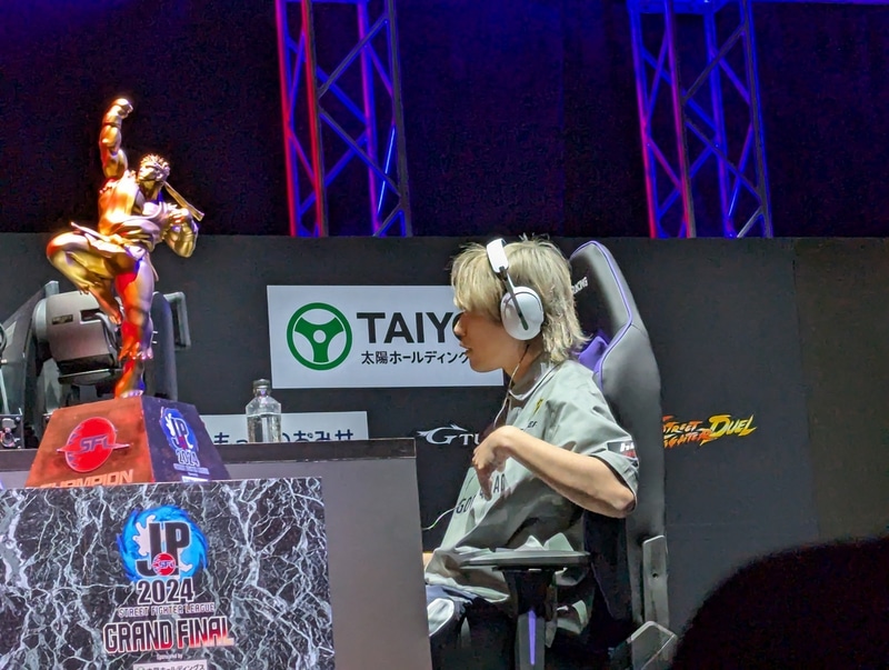 優勝を決めた瞬間のぷげら。とりあえずはほっとしているような印象も受ける静かなリアクションだ