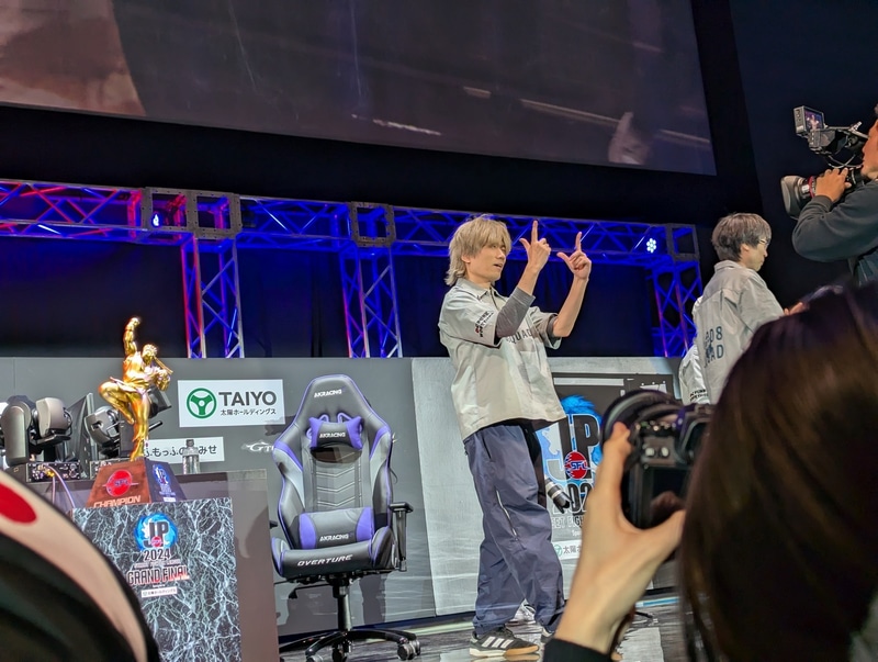 カメラに向けて指を立ててアピールするぷげら