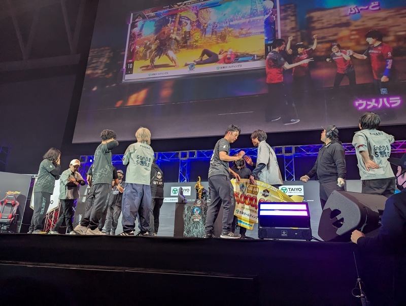 配信終了後、エンディング映像が流れている間、ステージ上では両チームの選手たちが互いに歓談し、お互いの健闘を讃え合っていた。こうしたシーンも会場ならではの光景といえるだろう