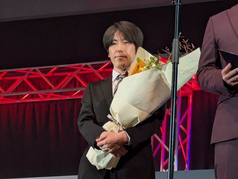 忍ism Gamingのチーム活動終了を受けて、株式会社忍ism代表取締役として、舞台で挨拶したももちこと百地祐輔氏