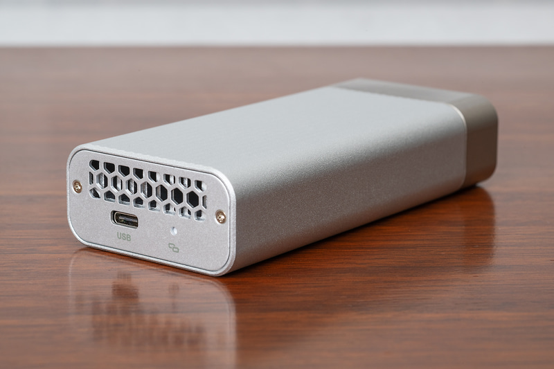 PCとの接続はUSB4とThunderbolt 3/4