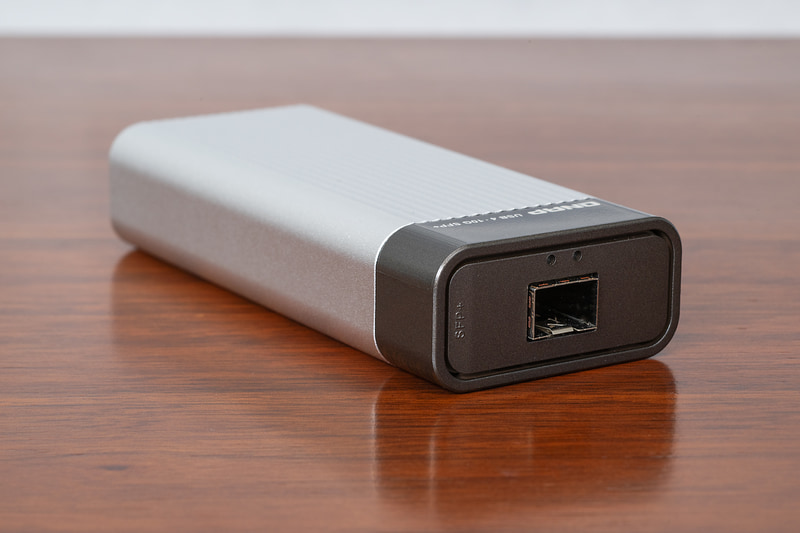 SFP+版のネットワークアダプタ「<a href="https://www.qnap.com/ja-jp/product/qna-uc10g1sf" class="n" target="_blank">QNA-UC10G1SF</a>」。RJ-45版とネットワーク性能は同じ