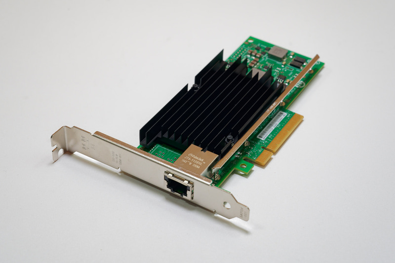 デスクトップPCならこのような10GbE対応NICも使えるが、脱着が手間でほかのPCとの共用がしにくい