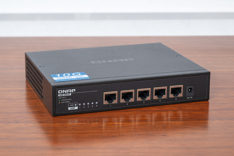 5ポートすべて10Gbps対応のネットワークスイッチ「<a href="https://www.qnap.com/en/product/qsw-3205-5t" class="n" target="_blank">QSW-3205-5T</a>」