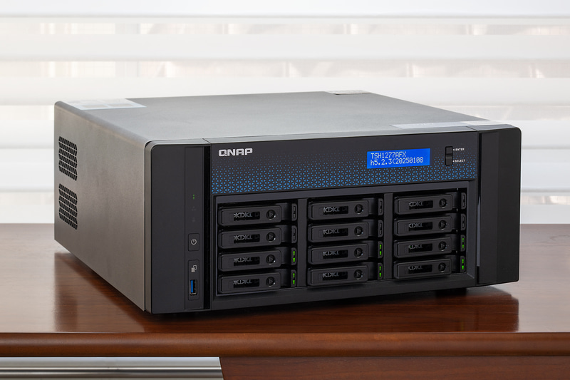 2.5インチSATA SSDを搭載を前提としている「<a href="https://www.qnap.com/en/product/ts-h1277afx" class="n" target="_blank">TS-h1277AFX</a>」