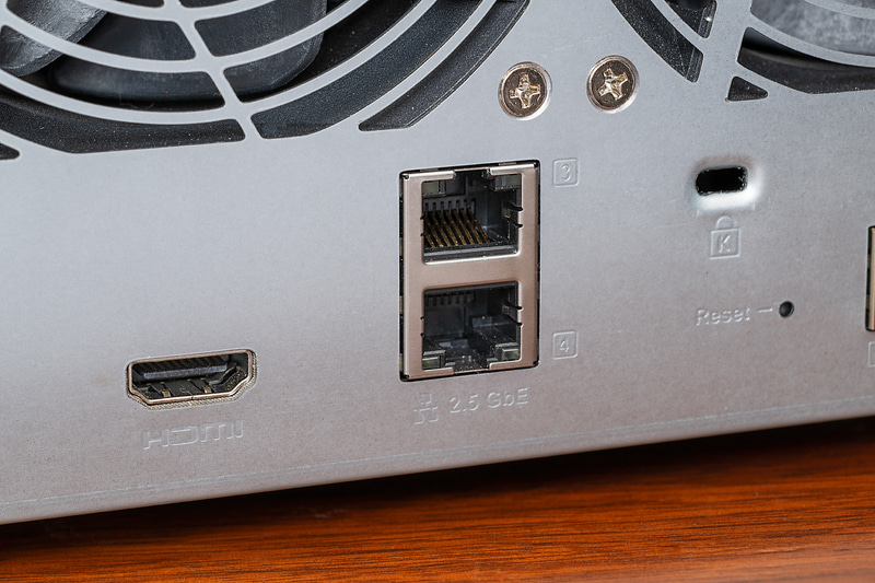 2.5GbEポートも2つ装備する