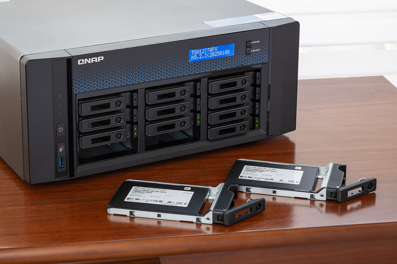 最大12台の2.5インチSATA SSDを搭載可能