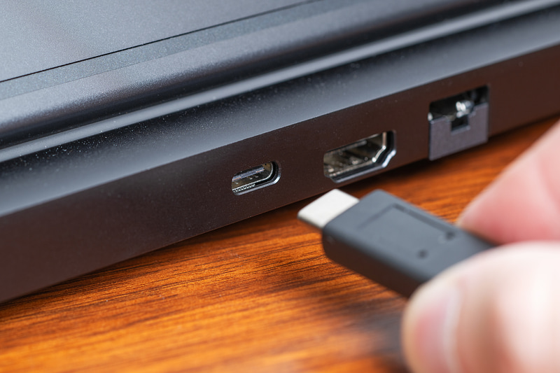 背面のThunderbolt 4ポートにQNA-UC10G1Tを接続