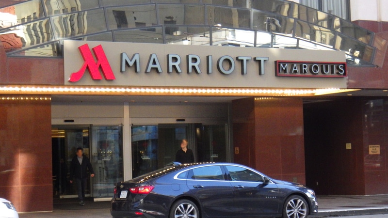 ISSCCの会場ホテルであるMarriott Marquisの正面玄関。前年のISSCCに参加した筆者が2024年2月18日(米国時間)に撮影したもの