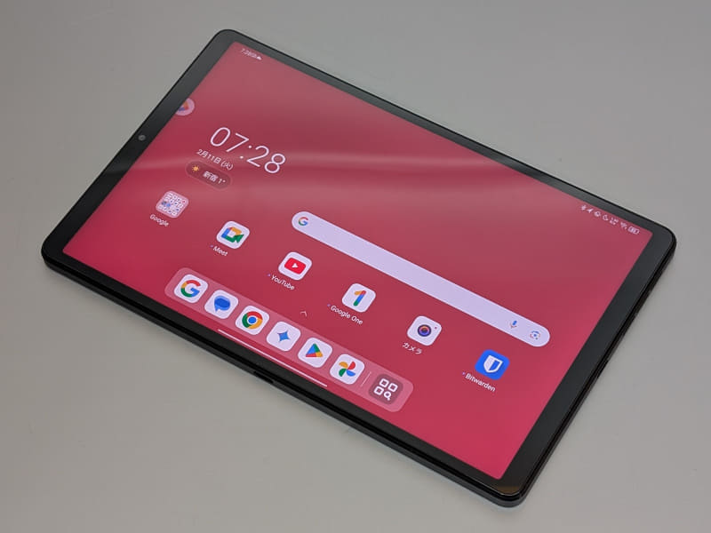 本体外観。前面カメラは短辺側(この写真では左側)にある