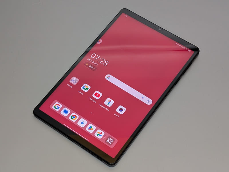 縦での利用も特に支障はない。画面がワイド比率ゆえ筐体は細長い印象