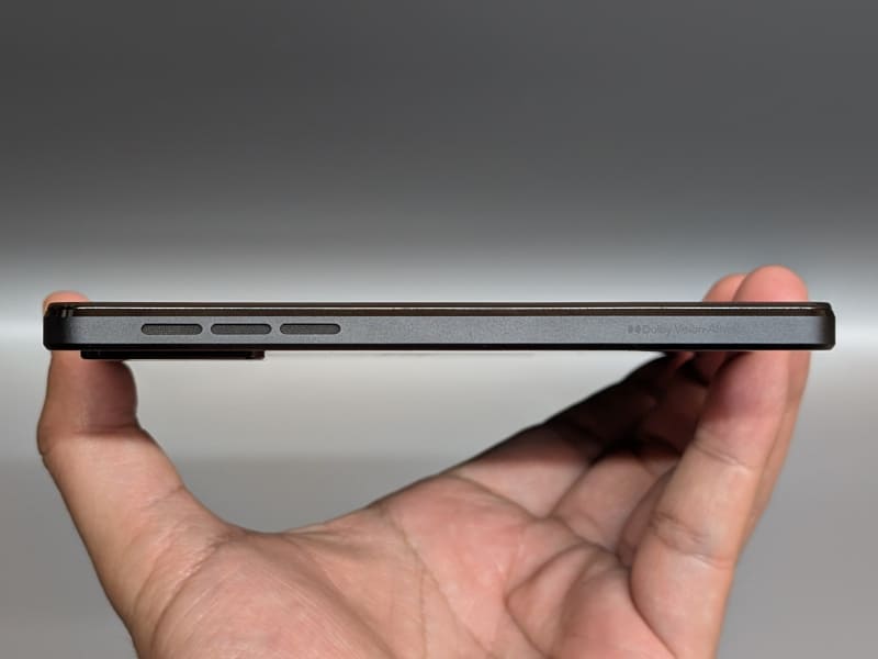 左側面。スピーカーが配置されている