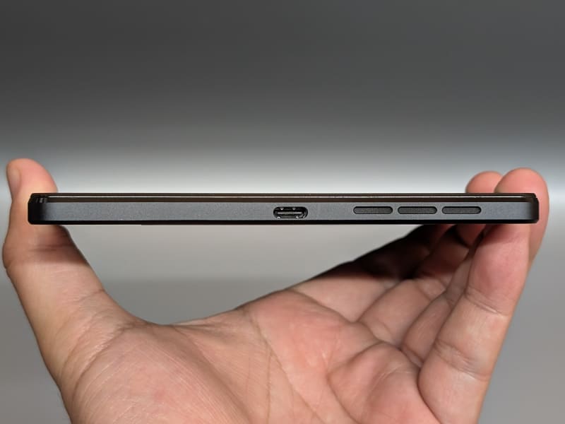 右側面。スピーカーとUSB Type-Cポートが配置されている