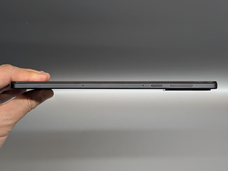 上面。音量ボタンと電源ボタン、マイクが配置されている