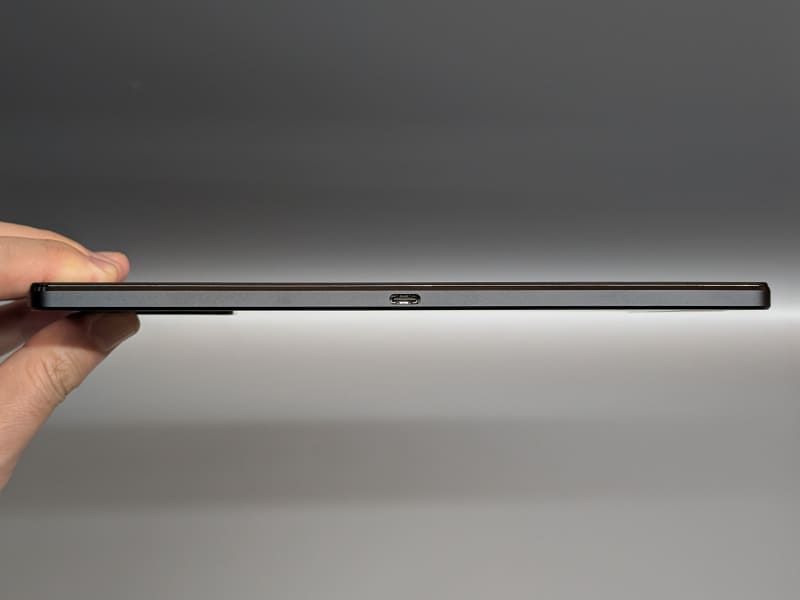 底面。こちらにもUSB Type-Cポートがある